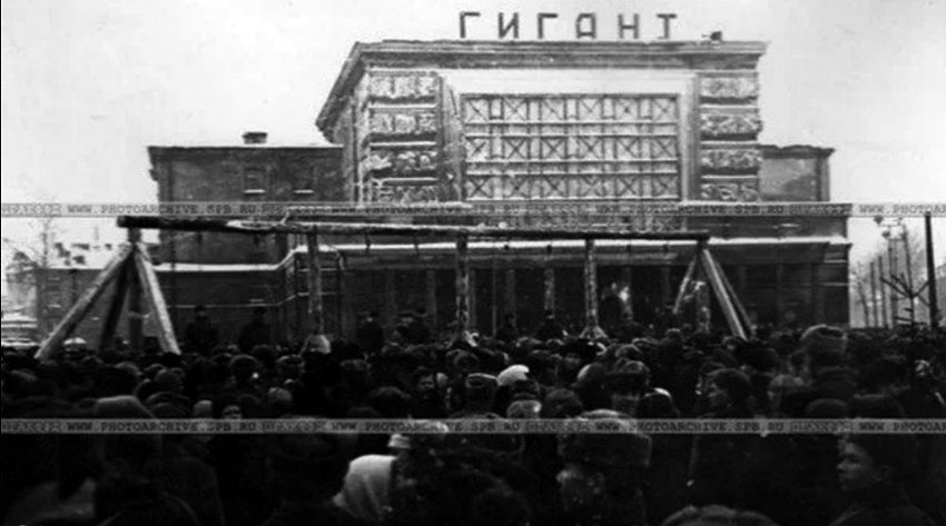 5 января 1946-го на площади перед кинотеатром «Гигант» на... 5 января 1946-го на площади перед кинотеатром «Гигант» на...