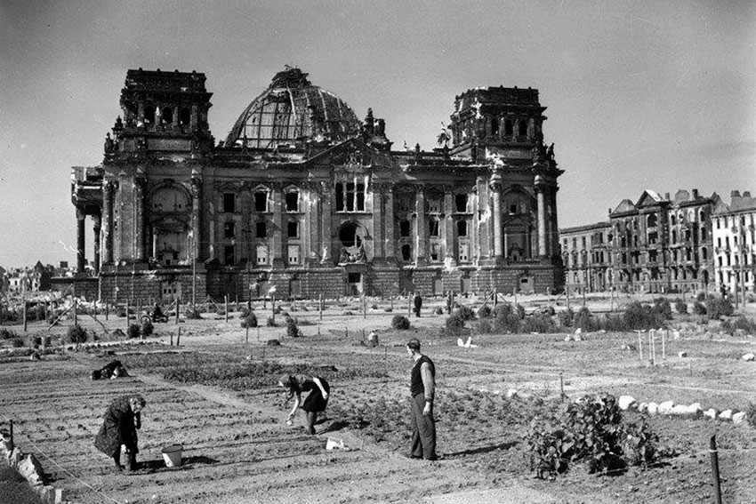 Нeмцы сажают овощи пeред здaнием рейхстага, 1946 год.