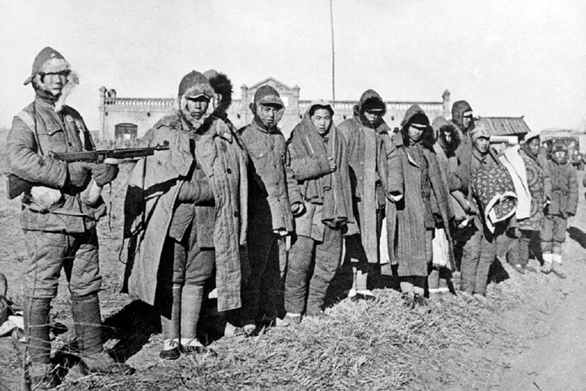 Вооруженный Томпсона китайский солдат из 38-й див Национально-революционной...