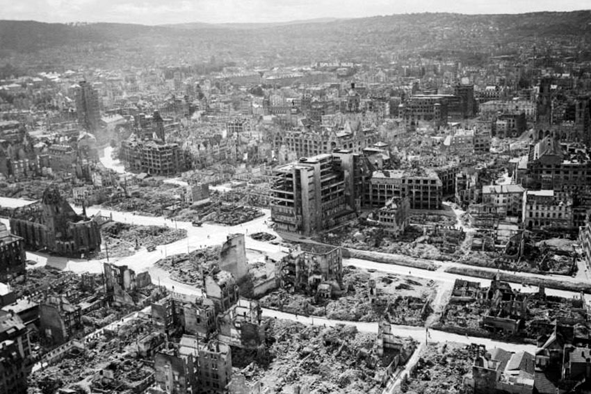Вид с воздуха на руины исторического центра Штутгарт, 1947...