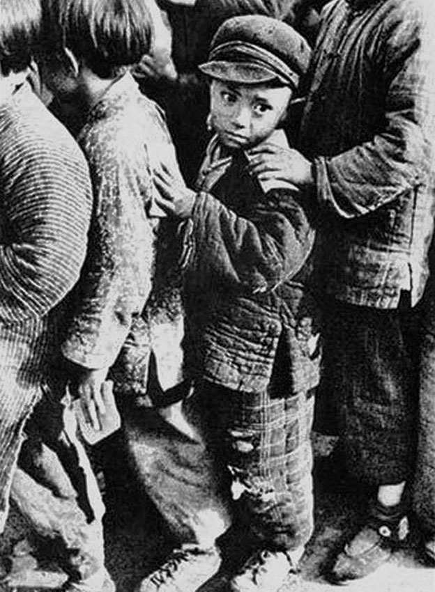 Гражданская война в Китае, голодный мальчик, простаивающий...