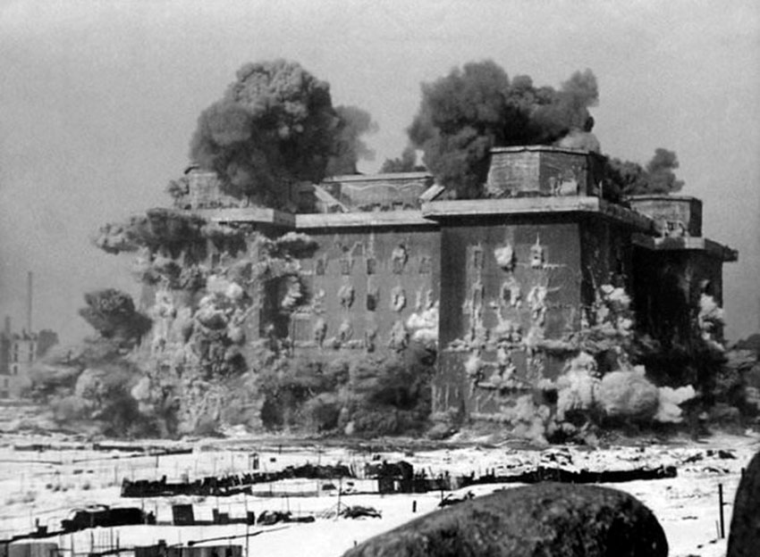 Уничтожение одной из башен противовоздушной обороны (Flakturm)...