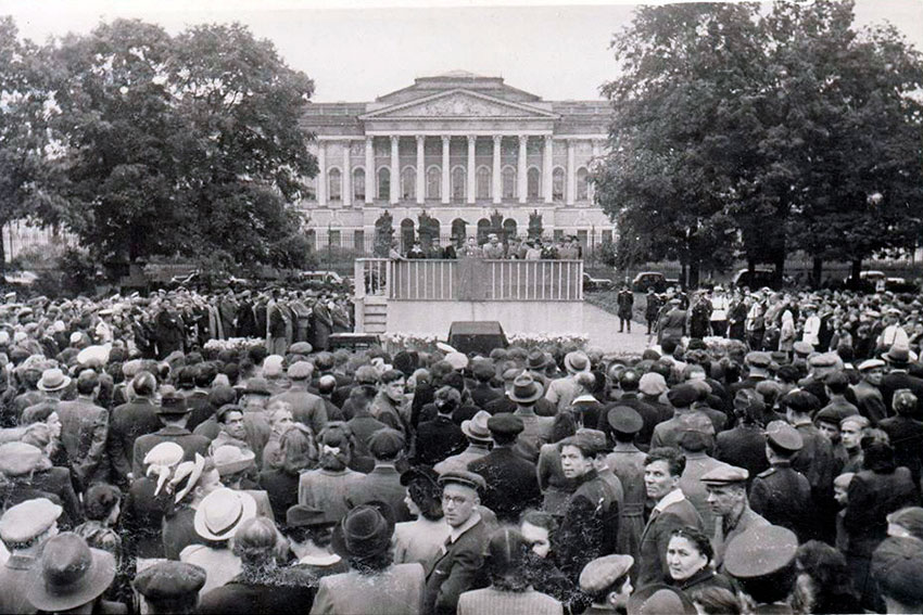 6 июня 1949 года, митинг на площади Искусств, посвященный закладке...