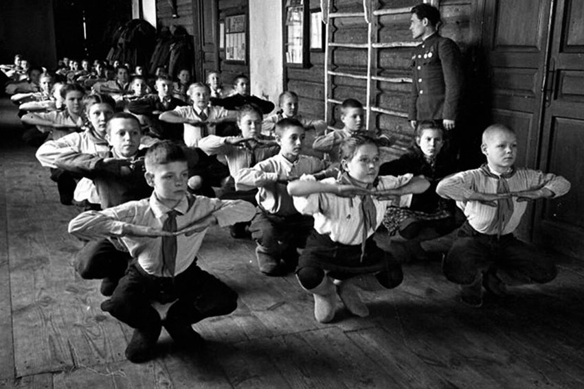 Зарядка в школе, 1949 год. Фото Сергей Васин.