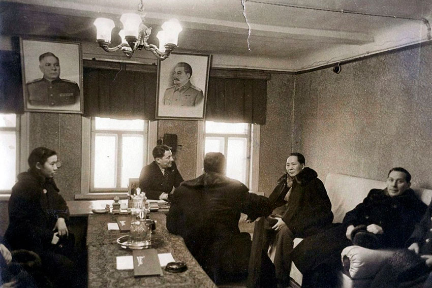 Прием китайской делегации в колхоза «Завет Ильича», в центре...