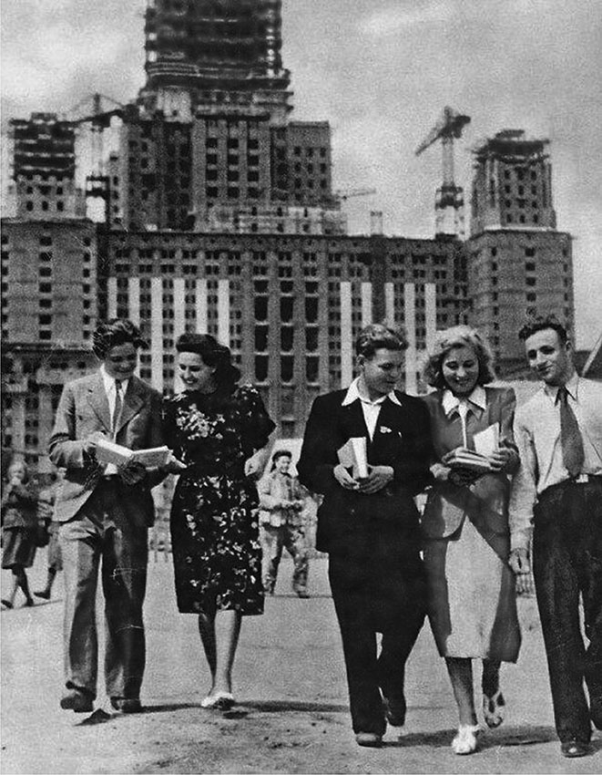 Советская молодежь возле МГУ, 1951 год.