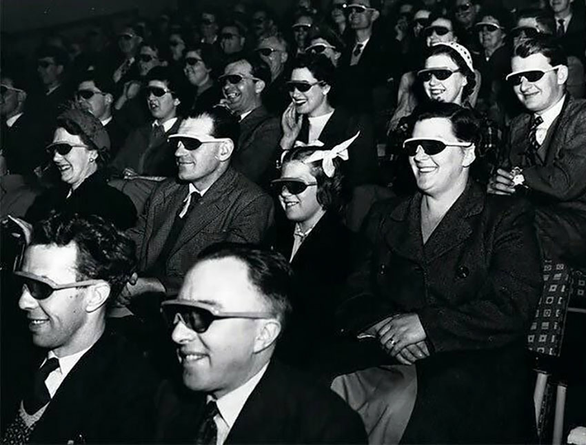 Зpитeли смотрят стереоскопический фильм в 3D-очках во время...