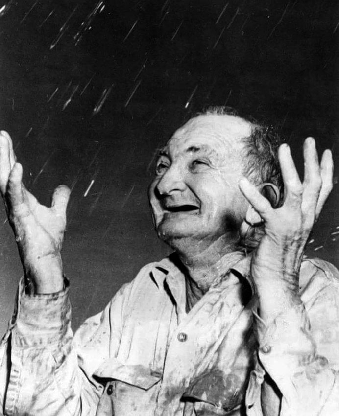 Житель Техаса США празднует окончание засухи, 1951 год.