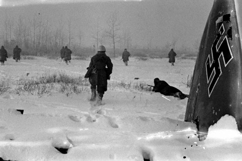 Бойцы ведут наступление на занятый немцами перелесок. На... Бойцы ведут наступление на занятый немцами перелесок. На...
