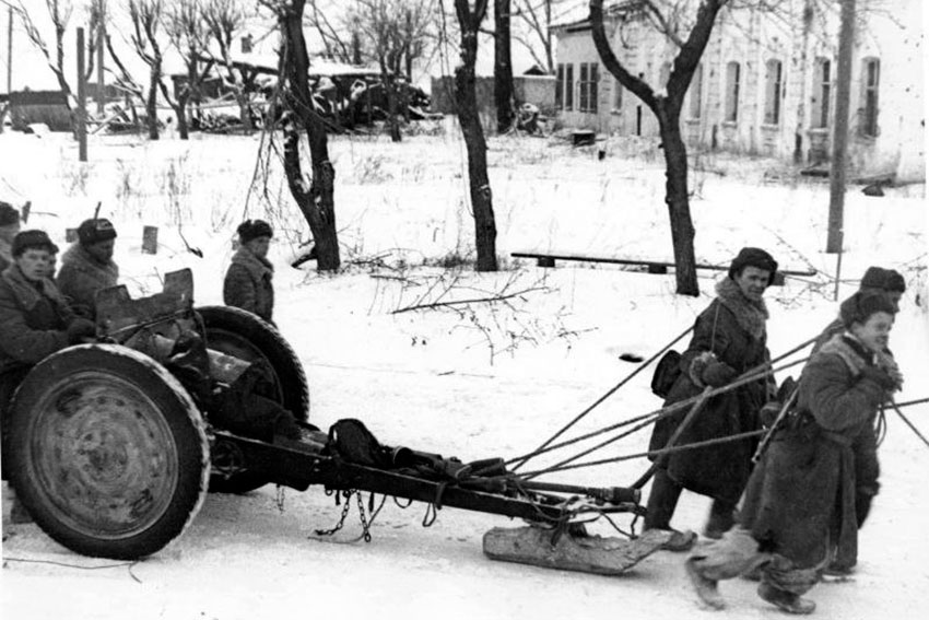 Советские артиллеристы тянут 76-мм полковую пушку обр. 1927... Советские артиллеристы тянут 76-мм полковую пушку обр. 1927...