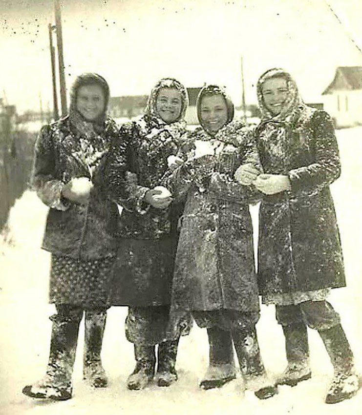 Работницы шахты «Юго-Западная № 3» в Донецке, февраль 1952...