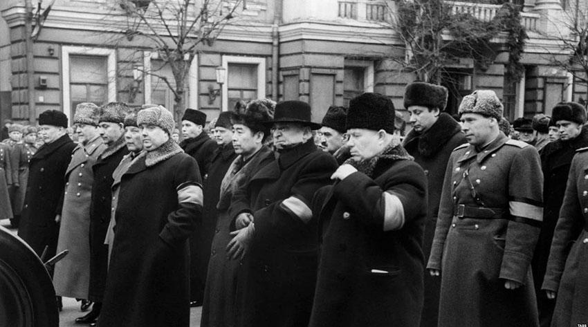 На похоронах И. Сталина первые лица государства.

Арест...