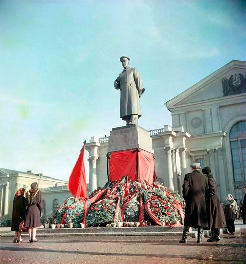 Памятник Сталину, Вильнюс, март 1953 года. Этот памятник убрали...