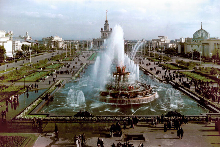 Фонтан Каменный цветок и главный павильон ВСХВ, 1954 год.
Главная... Фонтан Каменный цветок и главный павильон ВСХВ, 1954 год.
Главная...