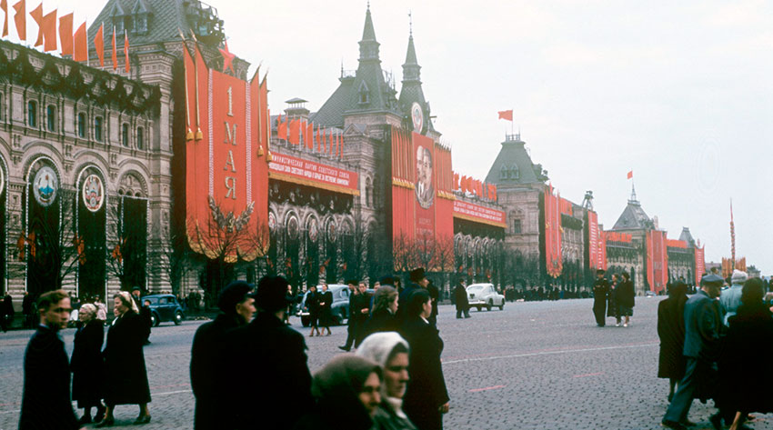 Красная площадь готовится к празднованию первомая,.1954 год. Красная площадь готовится к празднованию первомая,.1954 год.