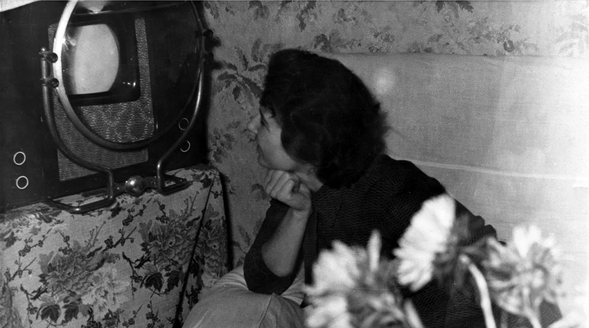 Девушка и телевизор КВН-49, 1954 год. Девушка и телевизор КВН-49, 1954 год.