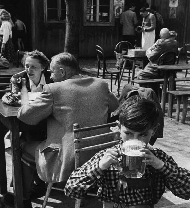 Австрия в пивном баре, 1954 год. Австрия в пивном баре, 1954 год.