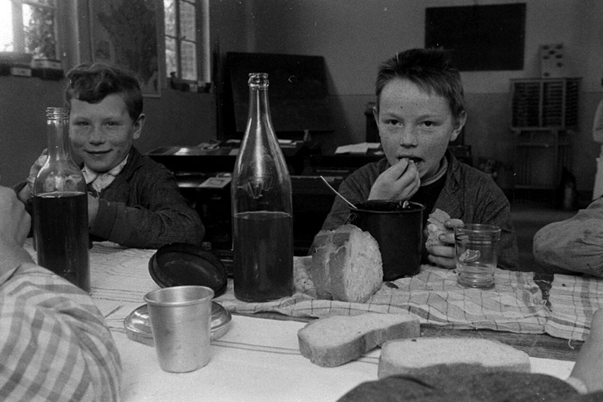Школьный обед с вином в французской сельской школе, 1954 год. Школьный обед с вином в французской сельской школе, 1954 год.