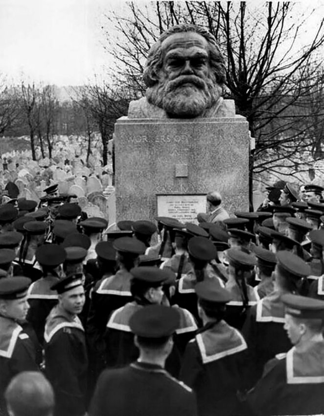 Coвeтские мopяки посещают могилу Карла Маркса. Лондон, 1956...