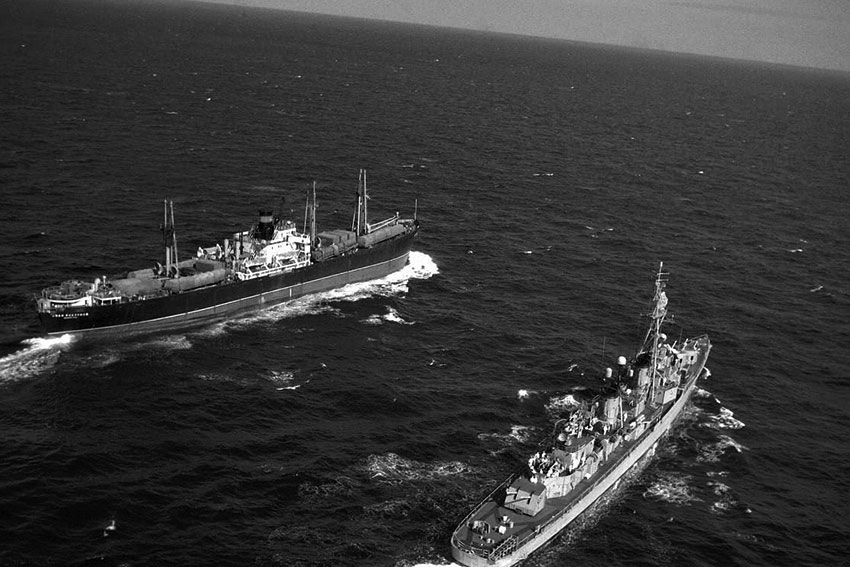 Американский эсминец USS Vesole сопровождает советский сухогруз...
