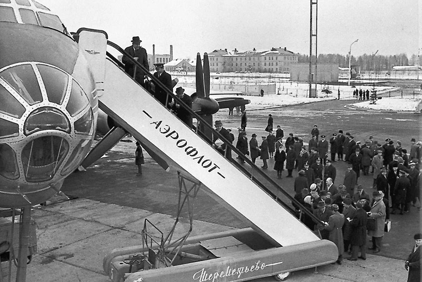 Посадка пассажиров в новенький (выпускался с 1961 года) дальнемагистральный...