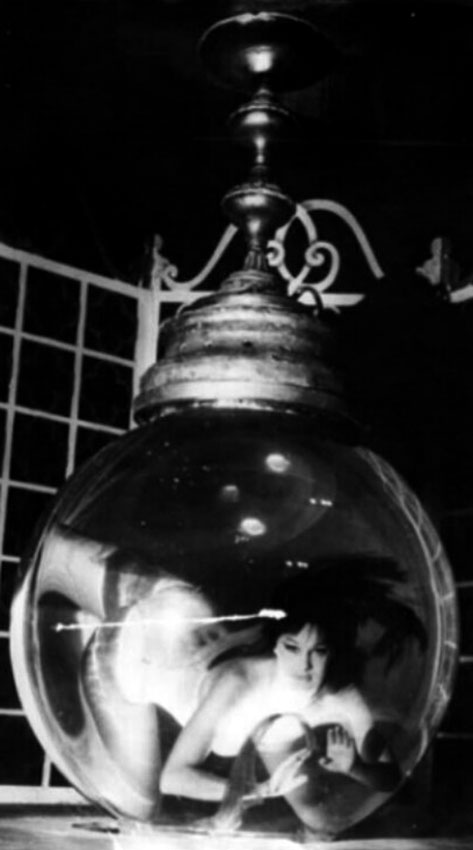 Танцовщица в аквариуме в ночном клубе Бейрута,1966 год.