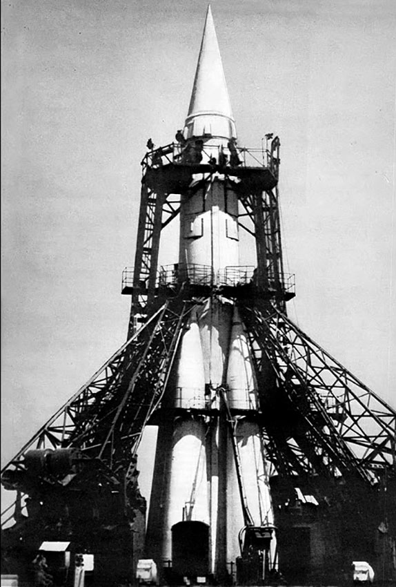 Подготовка к старту ракета Р-7.