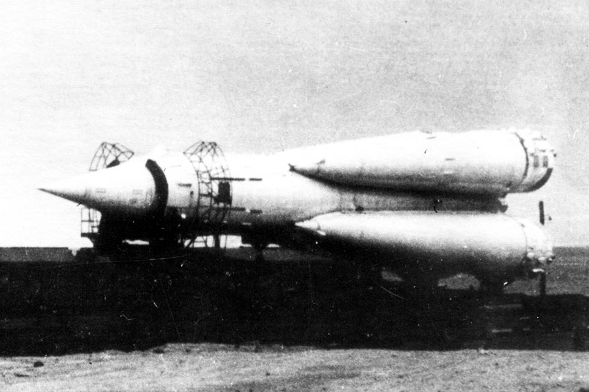 Подвоз ракета Р-7 к стартовой площадки.
