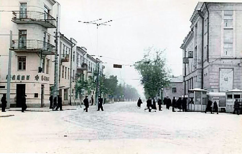 Угол Коммунарной (Ленина) площади и улицы Горького, 1968 год.