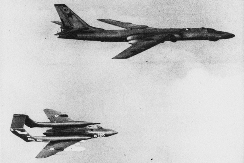 Ту-16РМ  в сопровождении брит палубного истребителя de Havilland...