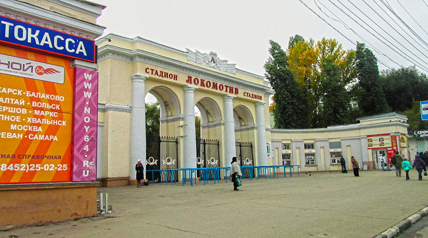 Кроме футбольного поля на стадионе есть беговые дорожки,...