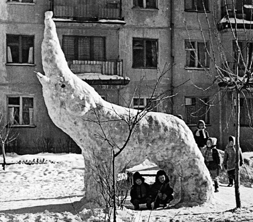 Зимние забавы, скульптура из снега, 1970 год.