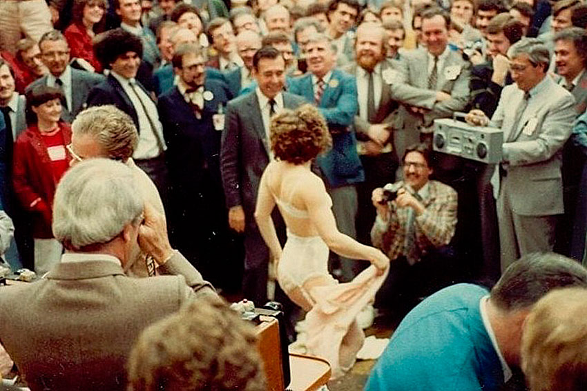 Стриптизерша в торговом зале Фондовой биржи Торонто 1970...
