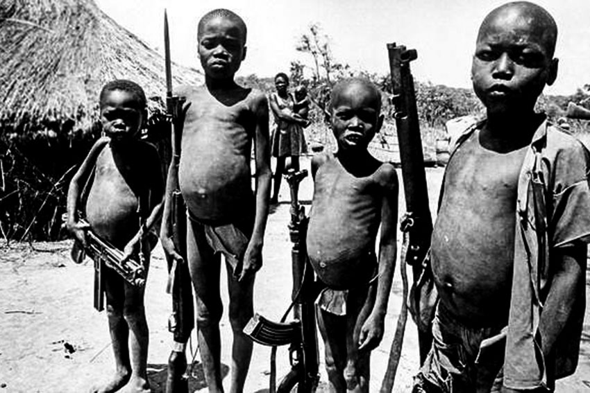 Дети-солдаты с оружием в Южном Судане, 1971 год.