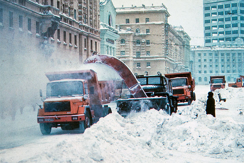 Уборка снега на Ленинском проспекте в Норильске. 1977 год. Уборка снега на Ленинском проспекте в Норильске. 1977 год.
