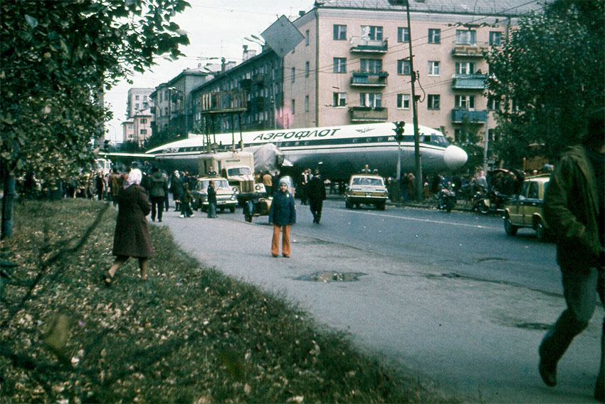 Ил-18 на улице Малышева, Свердловск, 1977 в парке Энгельса. Ил-18 на улице Малышева, Свердловск, 1977 в парке Энгельса.