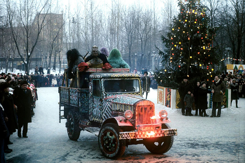 Празднование Нового Года около ДК ЗиЛ. 1978 год.