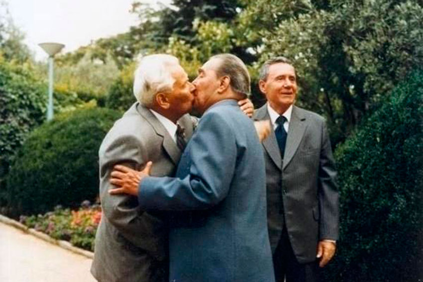 Андрей Громыко терпеливо ждет окончания поцелуя Леонида...