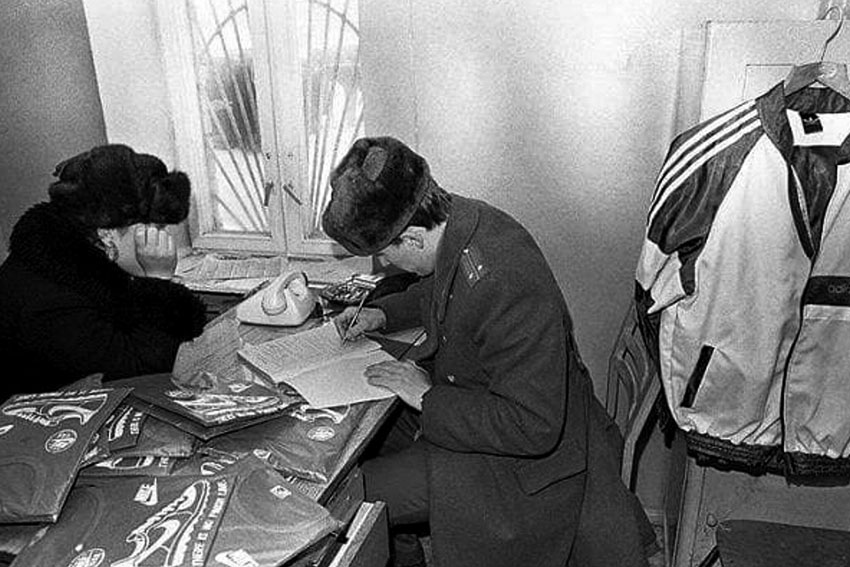 Пойманный фарцовщик с товаром в отделении милиции, 1980 год.