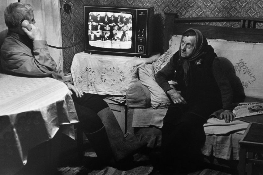 У телевизора. Валерий Щеколдин, 1981 год, Калининская обл.