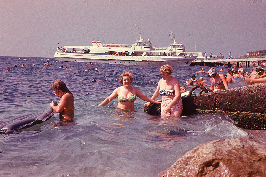 Купание на пляже у причала в крымском Мисхоре, 1982 год.