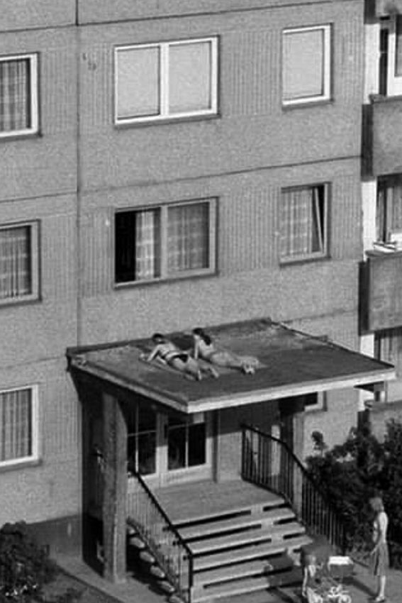 Отдых на козырьке дома ГДР, 1982 год.