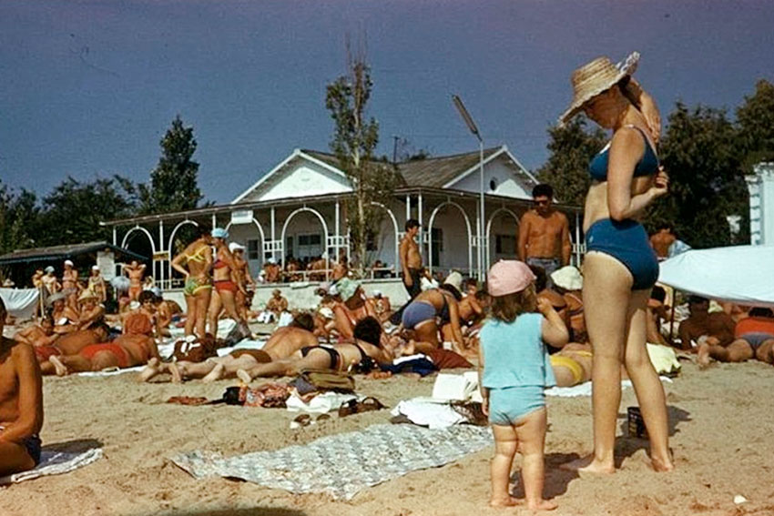 На пляже Курзала рядом со столовой Анюта  в Евпатории, 1983...