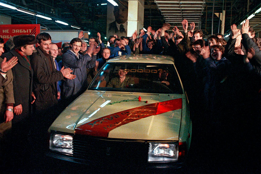 12 февраля 1986  на конвейере АЗЛК собран первый автомобиль...