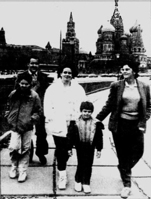 Эмигрант из США в СССР Арнольд Локшин с семьей, 1986 год, Москва.