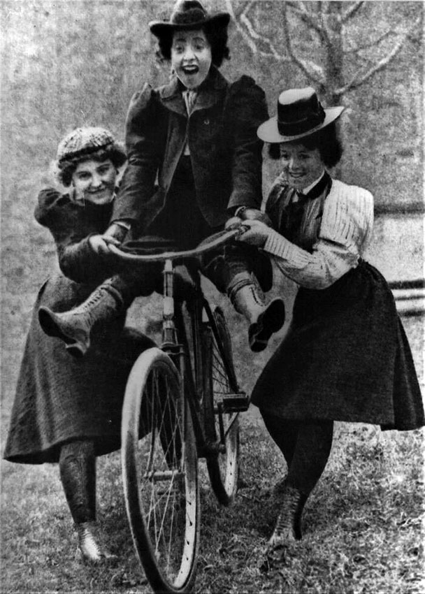 Девушка учится кататься на велосипеде, 1895 год. 
