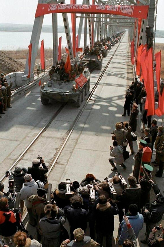 Последняя советская дивизия, уходящая с территории Афганистана,... Последняя советская дивизия, уходящая с территории Афганистана,...
