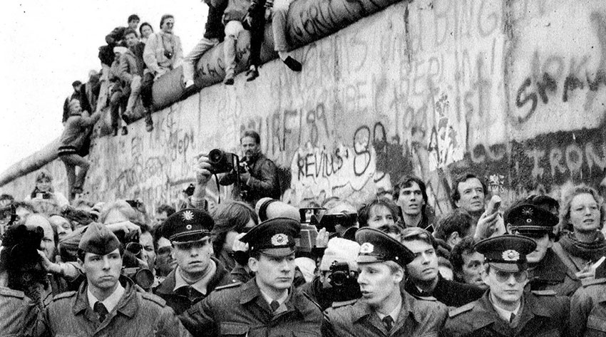 Второе полугодие 1989 года – как домино: один за другим рушатся... Второе полугодие 1989 года – как домино: один за другим рушатся...
