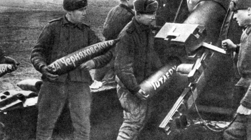 Огонь из 122-мм корпусной пушки образца 1931 37 годов (А-19) ведет...