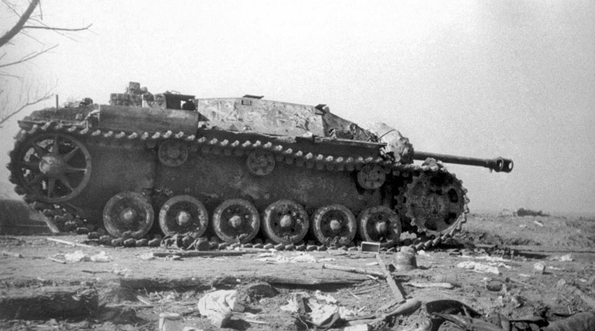 Подбитое в Кёнигсберге немецкое штурмовое орудие StuG III....